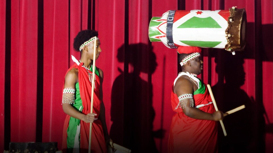 Tambourinaires burundais de la troupe Abahebera