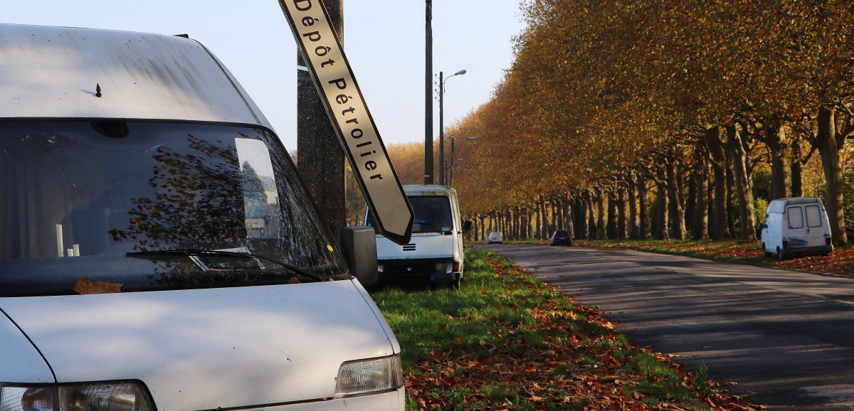 Camionnettes stationn&eacute;es en bord de route